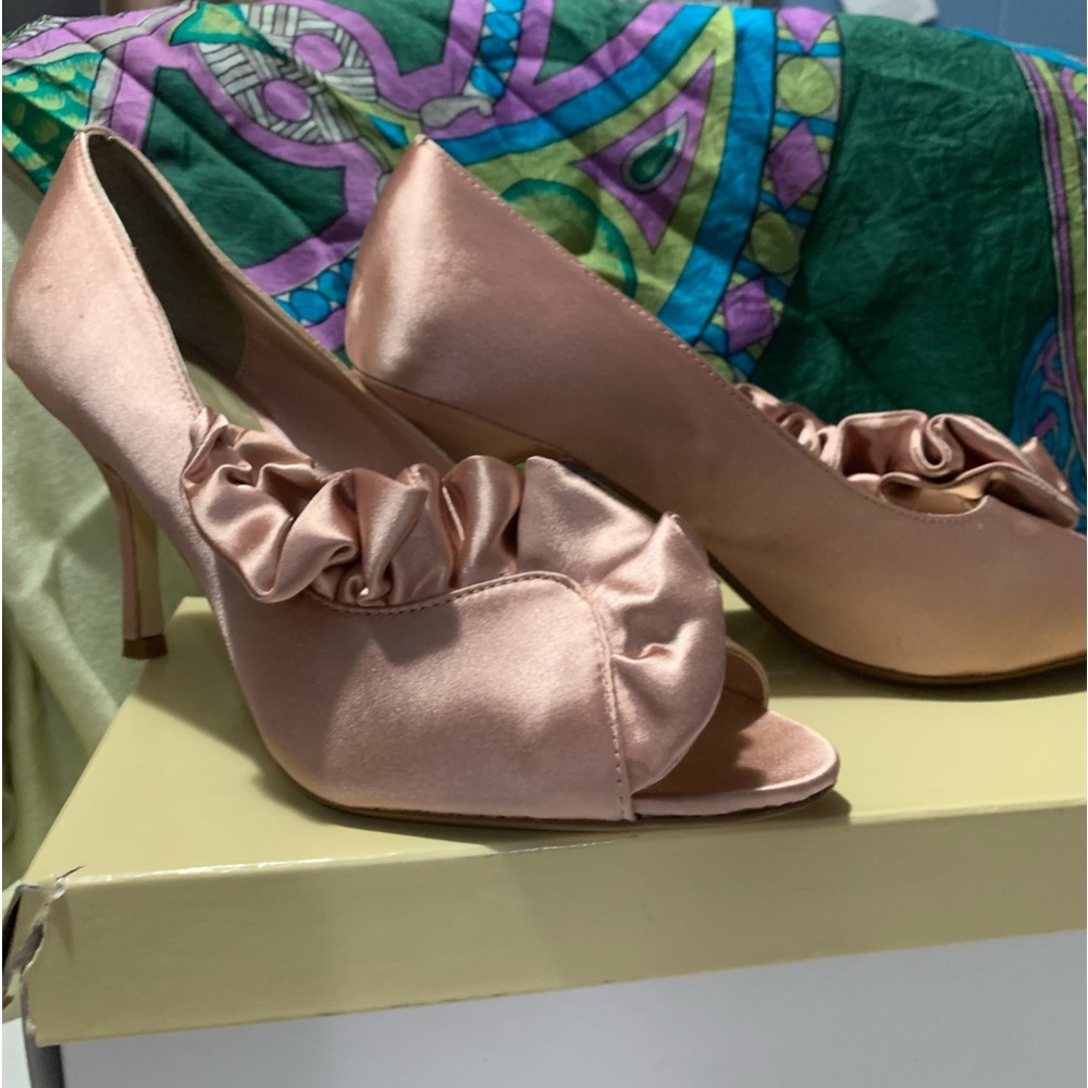 Satin Pink Nude 8.5 opentoed Pumps - Picture 9 of 16